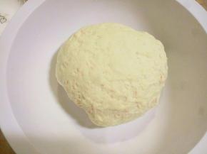 揉成面团，不需要太硬，（比吃面条的面软，比饺子面硬一些）不太光滑可以盖锅盖或保鲜膜醒面十几分钟再揉