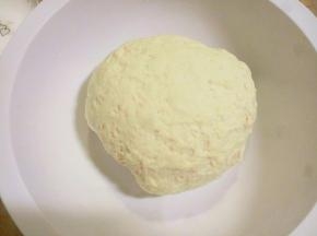 揉成面团，不需要太硬，（比吃面条的面软，比饺子面硬一些）不太光滑可以盖锅盖或保鲜膜醒面十几分钟再揉