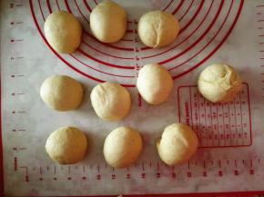 取出排气，分成10份，一份大约57克左右，滚圆静置15分钟，