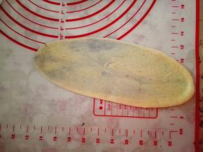 用擀面杖擀成牛舌状，