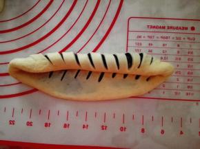 从一端慢慢卷起，卷成长条状，再把两头弯到一起，形成一个圆圈，接口处捏紧，