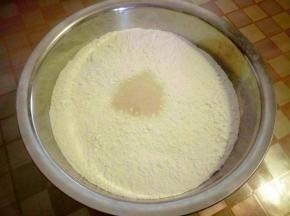 面粉里倒入发酵粉搅拌均匀