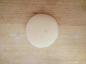 切一部分面团揉圆，压扁