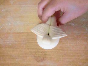 将两端尾部捏紧