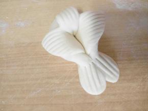 用叉子在尾部压出花纹