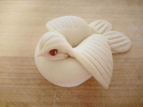 如图捏出嘴型，红豆做眼睛，小鸟就做好了，锅里注水开火，锅开后，上火蒸25分钟，焖3分钟