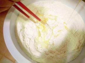 先用蛋液搅拌和面，再用提前化开的小苏打水和