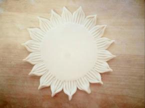 用手每个花瓣捏一下，底座就做好了