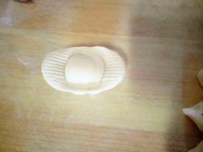 用手两边往里一推一捏，元宝就做好了（当然我做的不太好看）