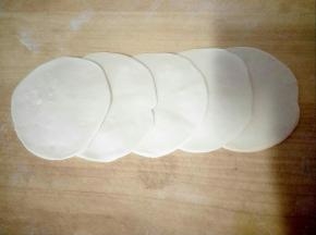 擀成饺子皮，错层叠放