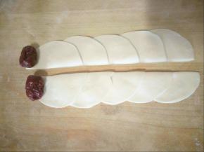 取两颗枣放两头（如图）卷起