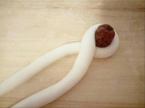 对折中间放一颗红枣如图交错