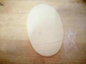 用干净的梳子在一头压出花纹