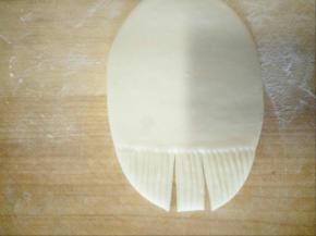 压出花纹的一头用刀切两下