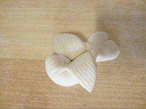 尾部用手压一下