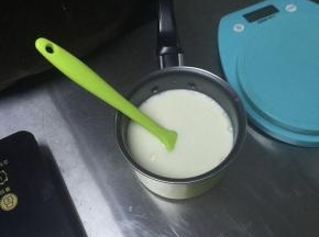 将融化的吉利丁液倒入牛奶混合液中搅拌均匀。