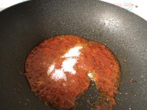放入少许食盐，白糖炒匀