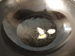 热锅热油炸香姜片