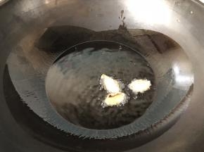热锅热油炸香姜片