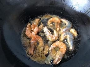 放入虾炸至变色