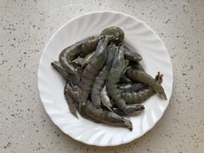 剪掉虾枪和虾须