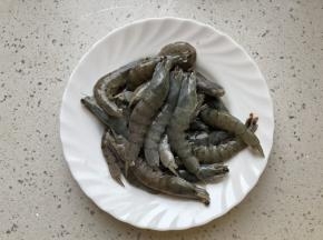 剪掉虾枪和虾须