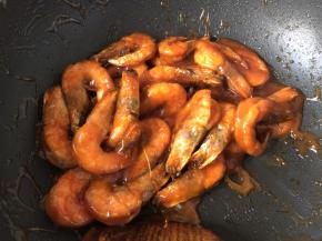 放入炸好的虾，翻炒均匀即可