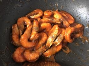 放入炸好的虾，翻炒均匀即可