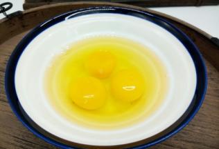 鸡蛋3个，磕入碗里