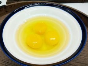 鸡蛋3个，磕入碗里