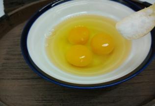 鸡蛋加细盐，料酒少许【加料酒炒好的鸡蛋披萨】