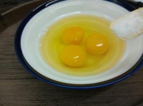 鸡蛋加细盐，料酒少许【加料酒炒好的鸡蛋披萨】