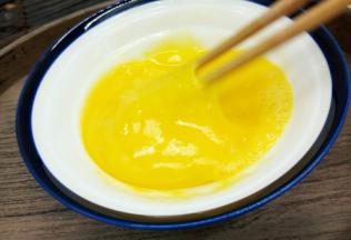 用筷子顺着一个方向快速搅打，搅拌到打出鸡蛋泡沫