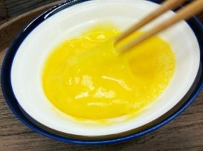 用筷子顺着一个方向快速搅打，搅拌到打出鸡蛋泡沫