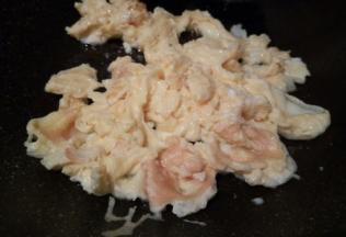 锅热加适量油，油热加入鸡蛋液，凝固后，快速翻炒，盛盘