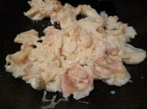 锅热加适量油，油热加入鸡蛋液，凝固后，快速翻炒，盛盘