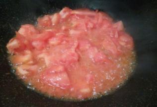 锅里加油，油热放番茄翻炒