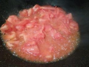 锅里加油，油热放番茄翻炒