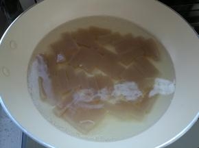 做锅烧水，水开焯烫魔芋豆3分钟。