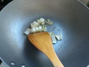 热锅凉油，下入葱姜碎，煸出香味。