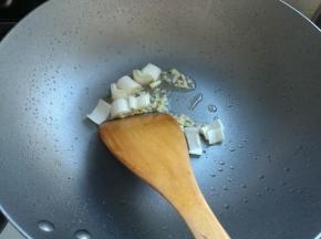 热锅凉油，下入葱姜碎，煸出香味。