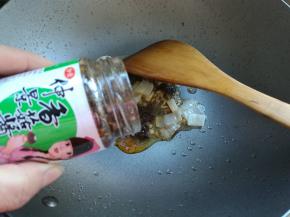 加入仲景原味香菇酱。