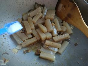 下入魔芋豆腐。