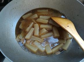 加入适量水，盖盖，炖煮。