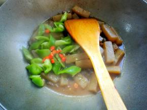 汤汁还剩下三分之一时，加入青椒块，鸡精，翻炒均匀出锅装盘。