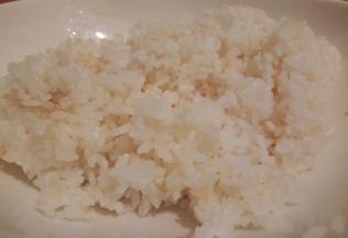 做米饭时记得少放点水，使米饭口感偏硬，要隔夜米饭，打散备用