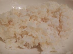 做米饭时记得少放点水，使米饭口感偏硬，要隔夜米饭，打散备用