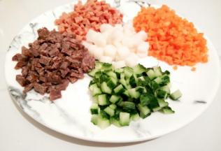 黄瓜切片，再切成小丁，火腿肠，酱牛肉，胡萝卜切丁