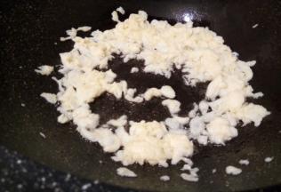 鸡蛋加少许细盐，打散，锅里放少许油，油热再下鸡蛋液，开大火，用筷子迅速不断搅拌，成颗粒状，盛盘里