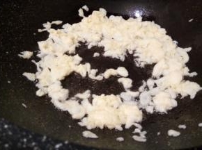 鸡蛋加少许细盐，打散，锅里放少许油，油热再下鸡蛋液，开大火，用筷子迅速不断搅拌，成颗粒状，盛盘里